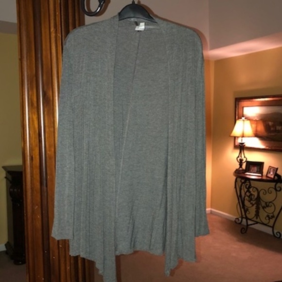 Olivia K Sweaters - Soft Grey Cardigan - VERY GOOD CONDITION